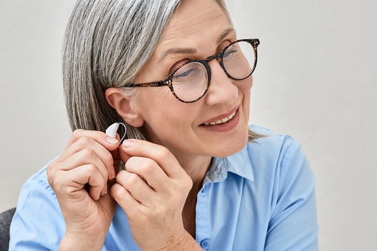 Lire la suite à propos de l’article Les bénéfices des appareils auditifs sur la santé mentale